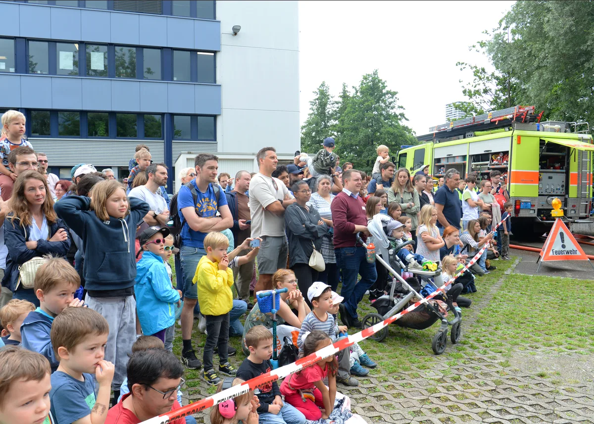 Mehrere Personen verfolgen eine Vorführung. 